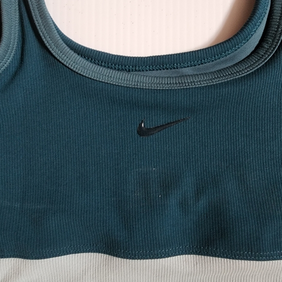 NWT Nike Aqua Blue Tight Fit Coolant Sports Bra Size Small - Picture 3 of 4